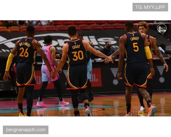 库里今天在训练场又带了几个豪车司机的排场，这套路我服了！